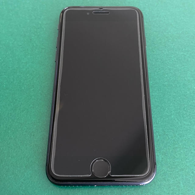 iPhone(アイフォーン)の美品！iPhone8 Space Gray 64GB au SIMロック解除済 スマホ/家電/カメラのスマートフォン/携帯電話(スマートフォン本体)の商品写真