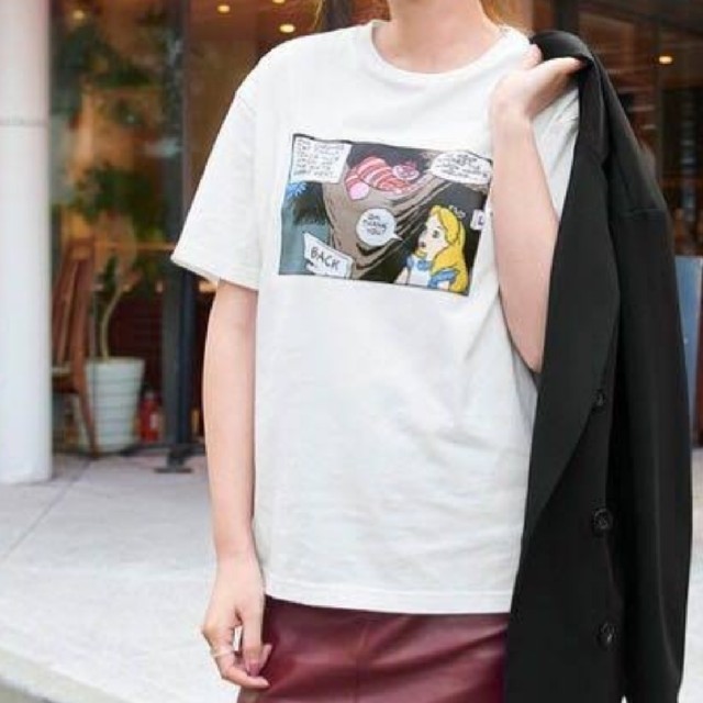 GU(ジーユー)のアリスＴシャツ GU 白 Sサイズ レディースのトップス(Tシャツ(半袖/袖なし))の商品写真