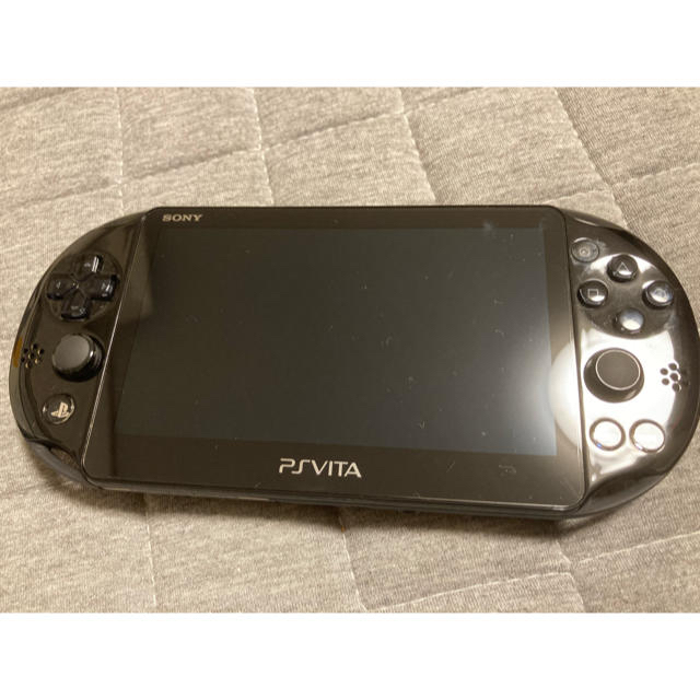 PlayStation Vita(プレイステーションヴィータ)のPlayStation®Vita（PCH-2000シリーズ）おまけソフト付き エンタメ/ホビーのゲームソフト/ゲーム機本体(携帯用ゲーム機本体)の商品写真