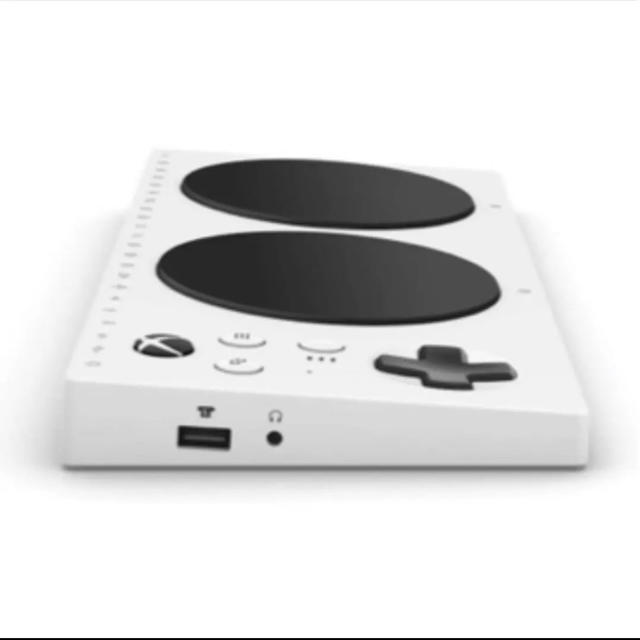 Microsoft(マイクロソフト)のXbox アダプティブ コントローラー  Adaptive Controller エンタメ/ホビーのゲームソフト/ゲーム機本体(その他)の商品写真