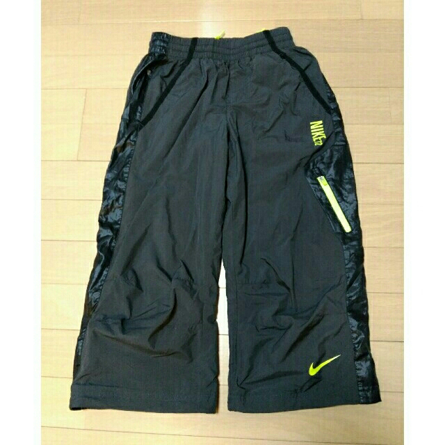 NIKE(ナイキ)の【美品】NIKE ハーフパンツ ナイロンパンツ 130～140 キッズ/ベビー/マタニティのキッズ服男の子用(90cm~)(パンツ/スパッツ)の商品写真