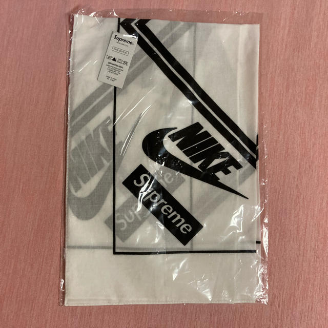 Supreme(シュプリーム)の新品未使用 supreme Nike コラボ バンダナ bandana 白 メンズのファッション小物(バンダナ/スカーフ)の商品写真