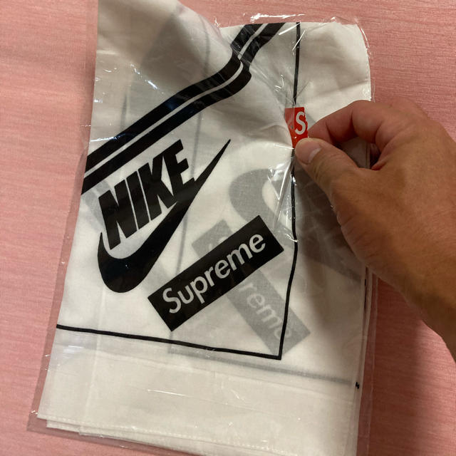 Supreme(シュプリーム)の新品未使用 supreme Nike コラボ バンダナ bandana 白 メンズのファッション小物(バンダナ/スカーフ)の商品写真