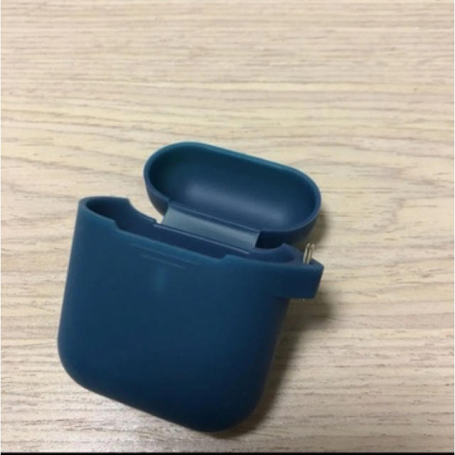 Apple(アップル)のairpods シリコンケース付き スマホ/家電/カメラのオーディオ機器(ヘッドフォン/イヤフォン)の商品写真