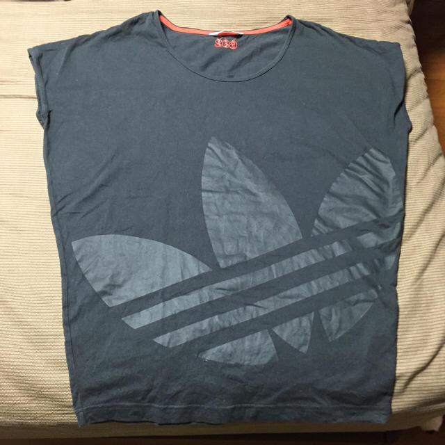 adidas(アディダス)のadidasロゴデザインTシャツ レディースのトップス(Tシャツ(半袖/袖なし))の商品写真