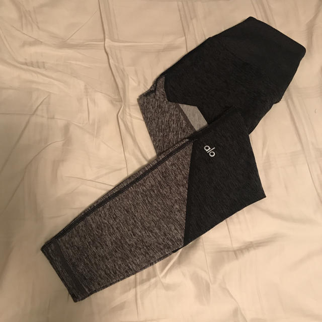 lululemon(ルルレモン)の【美品】aloyoga レギンス　xs スポーツ/アウトドアのトレーニング/エクササイズ(ヨガ)の商品写真