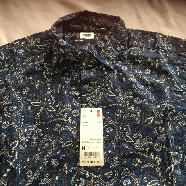 UNIQLO(ユニクロ)の新品タグ付き　ユニクロメンズ半袖プリントシャツnavy メンズのトップス(シャツ)の商品写真