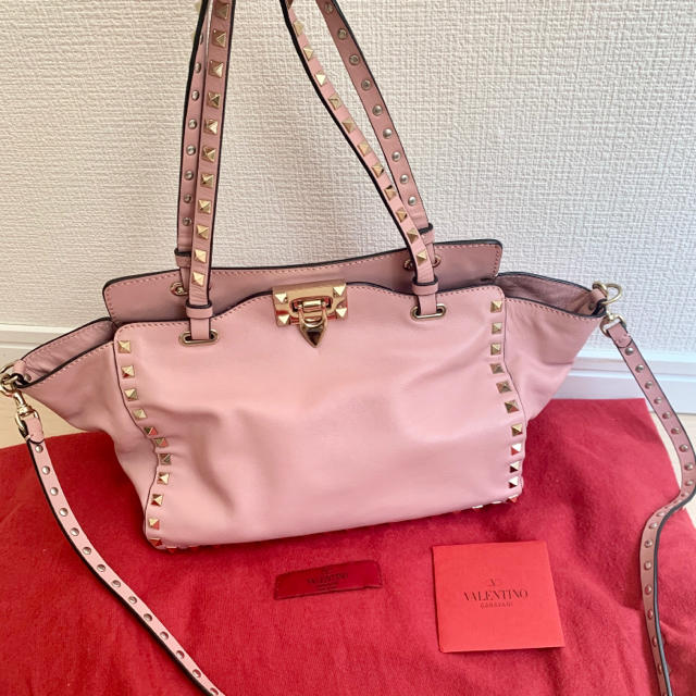 VALENTINO(ヴァレンティノ)の値下✨VALENTINOロックスタッズショルダーバッグピンク レディースのバッグ(ショルダーバッグ)の商品写真