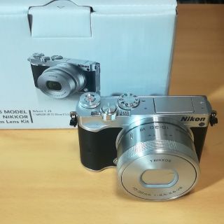 ニコン(Nikon)のNikon J5 + 標準ズームレンズセット(ミラーレス一眼)