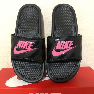 ナイキ(NIKE)のナイキ　ベナッシ　黒　ピンク　24(サンダル)