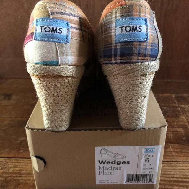 TOMS(トムズ)の最終価格！TOMS 23cm マドラスチェックウェッジサンダル レディースの靴/シューズ(サンダル)の商品写真