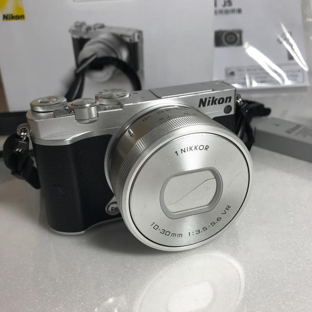 Nikon(ニコン)のnikon 1 J5  カメラ レンズキット スマホ/家電/カメラのカメラ(ミラーレス一眼)の商品写真