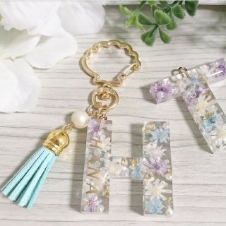 名前入り】イニシャル レジン キーホルダー 人気のタッセル付き❤️の