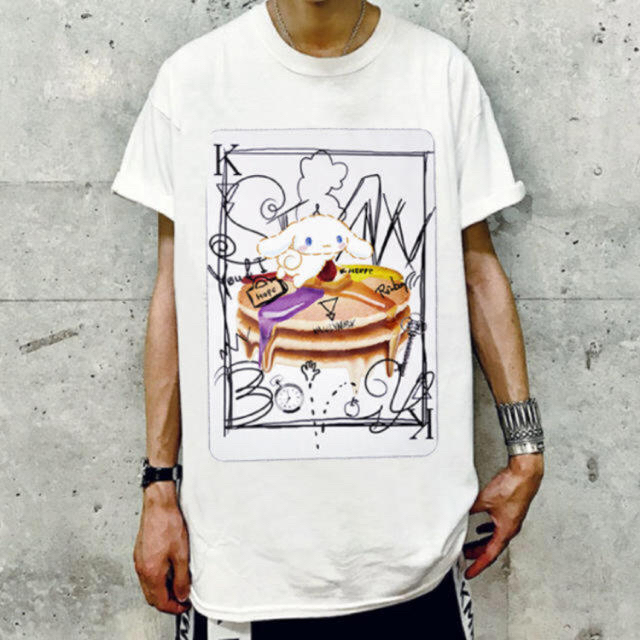 MILKBOY(ミルクボーイ)の天月 着用 シナモロール × KINGLYMASK コラボＴシャツ ホワイ メンズのトップス(Tシャツ/カットソー(半袖/袖なし))の商品写真