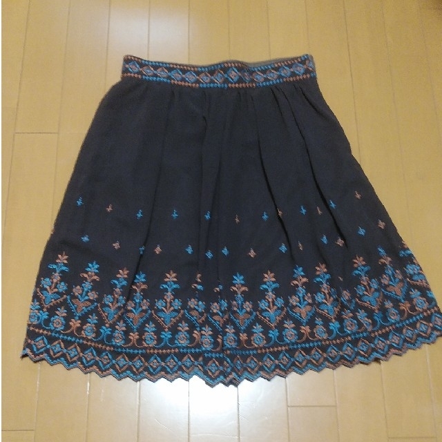 Lois CRAYON(ロイスクレヨン)の《お値下げ》ロイスクレヨン　刺繍スカート レディースのスカート(ひざ丈スカート)の商品写真