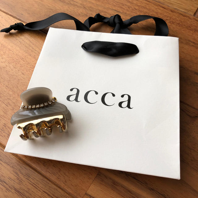 acca(アッカ)のacca クリップ　ニューコラーナ　スモール　グレー レディースのヘアアクセサリー(バレッタ/ヘアクリップ)の商品写真