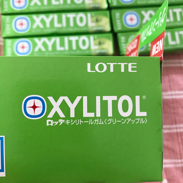 ロッテキシリトールガム LOTTE シュガーレス XYLITOL 食品/飲料/酒の食品(菓子/デザート)の商品写真