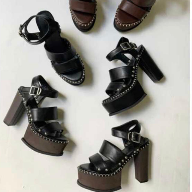 ENVYM(アンビー)のENVYM 厚底サンダル　黒 レディースの靴/シューズ(サンダル)の商品写真