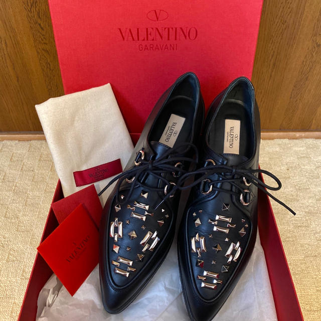 VALENTINO(ヴァレンティノ)の【超美品】VALENTINO(ヴァレンティノ) スタッズ　ローファー レディースの靴/シューズ(ローファー/革靴)の商品写真