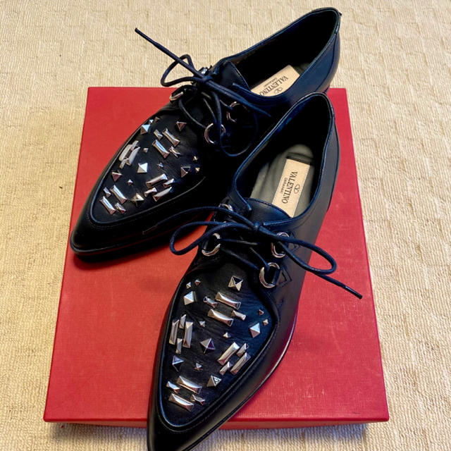 VALENTINO(ヴァレンティノ)の【超美品】VALENTINO(ヴァレンティノ) スタッズ　ローファー レディースの靴/シューズ(ローファー/革靴)の商品写真