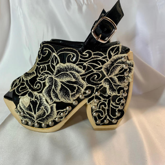 JEFFREY CAMPBELL(ジェフリーキャンベル)の*お値下げ*【JEFFREY CAMPBELL】花刺繍 ウッドソール サンダル レディースの靴/シューズ(サンダル)の商品写真