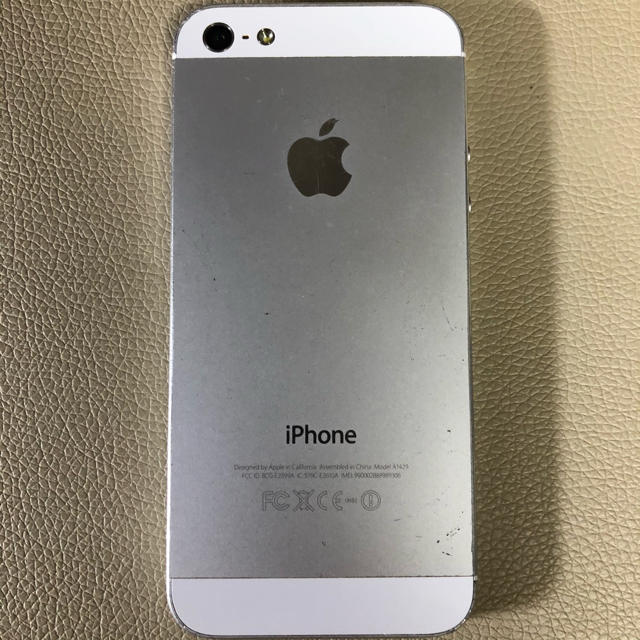 iPhone(アイフォーン)のiPhone 5 White 16GB au 最終値下げ スマホ/家電/カメラのスマートフォン/携帯電話(スマートフォン本体)の商品写真