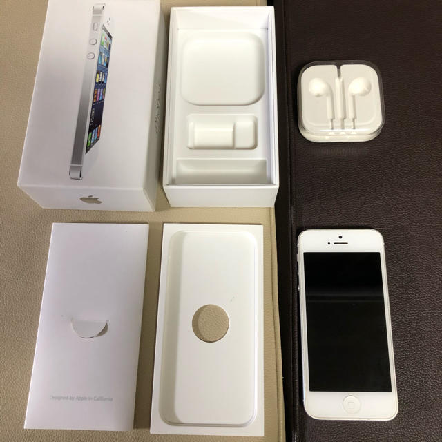 iPhone(アイフォーン)のiPhone 5 White 16GB au 最終値下げ スマホ/家電/カメラのスマートフォン/携帯電話(スマートフォン本体)の商品写真