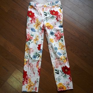 ザラ(ZARA)の【値下】ザラZARA花柄パンツ白可愛い(カジュアルパンツ)