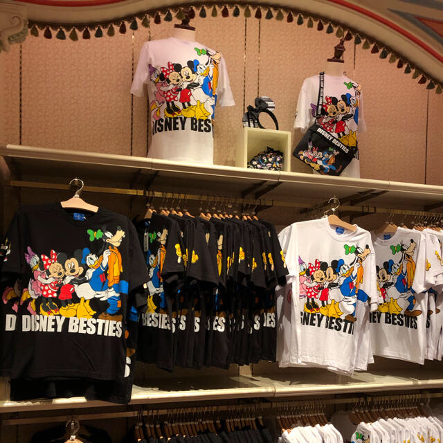 Disney(ディズニー)のディズニーTシャツ　ベスティーズ　２枚セット レディースのトップス(Tシャツ(半袖/袖なし))の商品写真