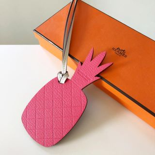 HERMES ハワイ　限定　パイナップル　チャーム　ピンク　ブルー　エルメス