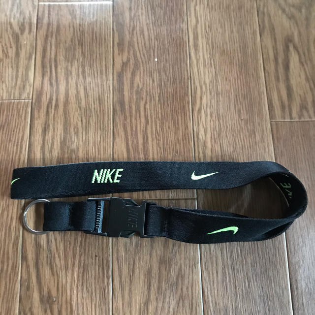 NIKE(ナイキ)のナイキネックストラップ スマホ/家電/カメラのスマホアクセサリー(ネックストラップ)の商品写真