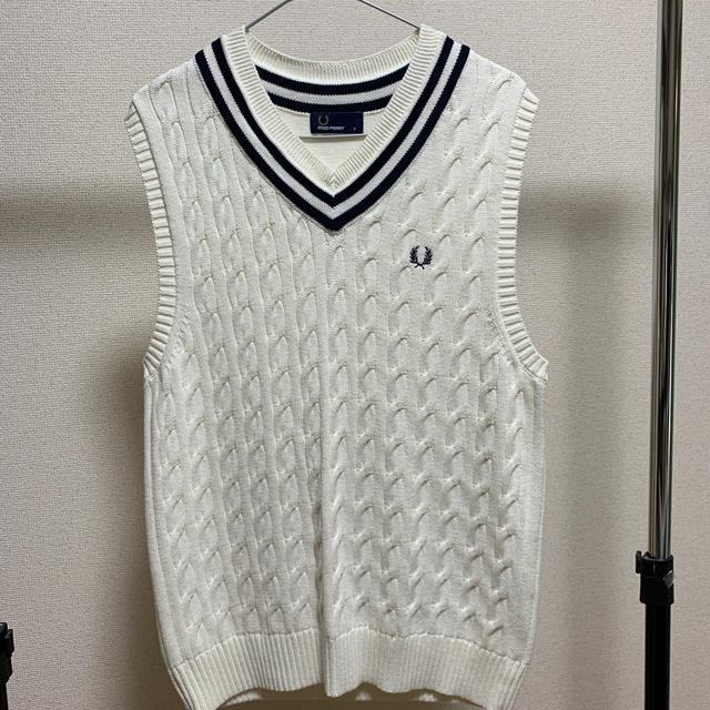 FRED PERRY(フレッドペリー)のフレッドペリー チルデン ベスト F3203 コットン素材 ケーブル編みニット メンズのトップス(ベスト)の商品写真