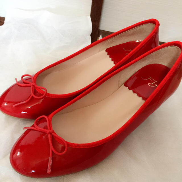 Fin(フィン)の赤 リボンパンプス レディースの靴/シューズ(ハイヒール/パンプス)の商品写真