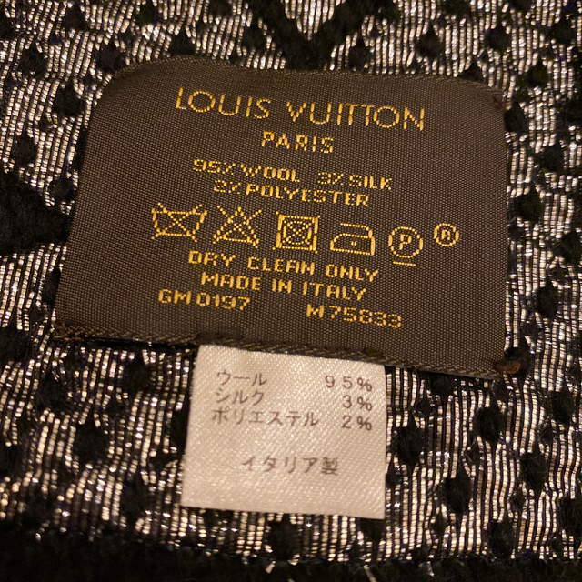 LOUIS VUITTON(ルイヴィトン)のルイ・ヴィトン エシャルプロゴマニアシャイン ブラック×シルバー レディースのファッション小物(マフラー/ショール)の商品写真