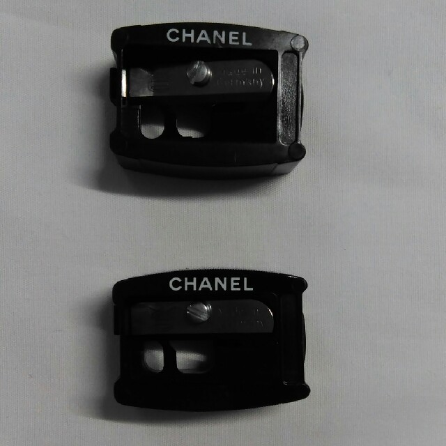 CHANEL(シャネル)のCHANEL アイブロウペンシル用 シャープナー 削り 2個 未使用 コスメ/美容のベースメイク/化粧品(アイブロウペンシル)の商品写真