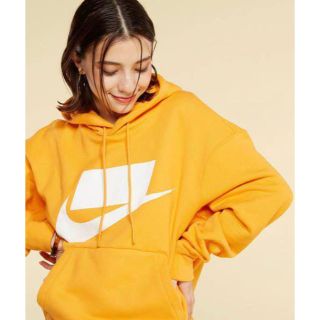 ナイキ(NIKE)のNIKE ルーズフィット パーカー hoodie オレンジ L(パーカー)