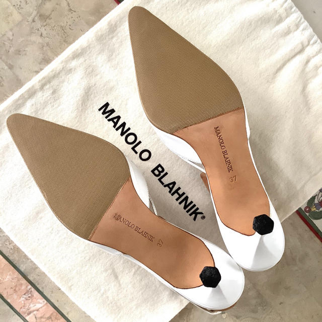 MANOLO BLAHNIK(マノロブラニク)の美品!憧れのマノロブラニク ピュアホワイト 極上カーフ 24㎝ レディースの靴/シューズ(サンダル)の商品写真