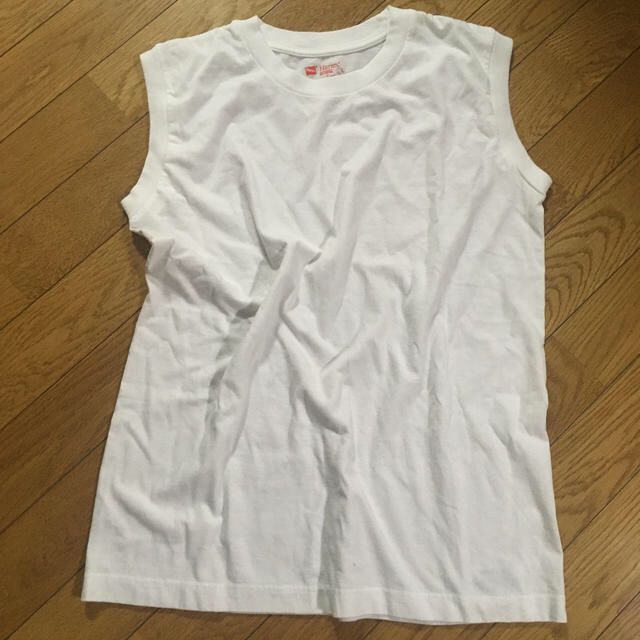 Hanes(ヘインズ)の新品　ヘインズ　ノースリーブ白Ｔ レディースのトップス(Tシャツ(半袖/袖なし))の商品写真