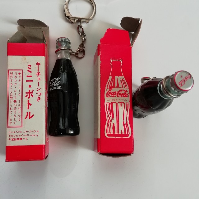 コカ・コーラ(コカコーラ)の値下げ、レア　コカ・コーラ　ミニボトルキーホルダーケース2個 エンタメ/ホビーのコレクション(ノベルティグッズ)の商品写真