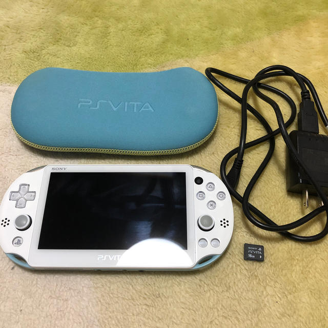 PlayStation Vita(プレイステーションヴィータ)のPlayStation®Vita（PCH-2000シリーズ）おまけソフト付き エンタメ/ホビーのゲームソフト/ゲーム機本体(携帯用ゲーム機本体)の商品写真