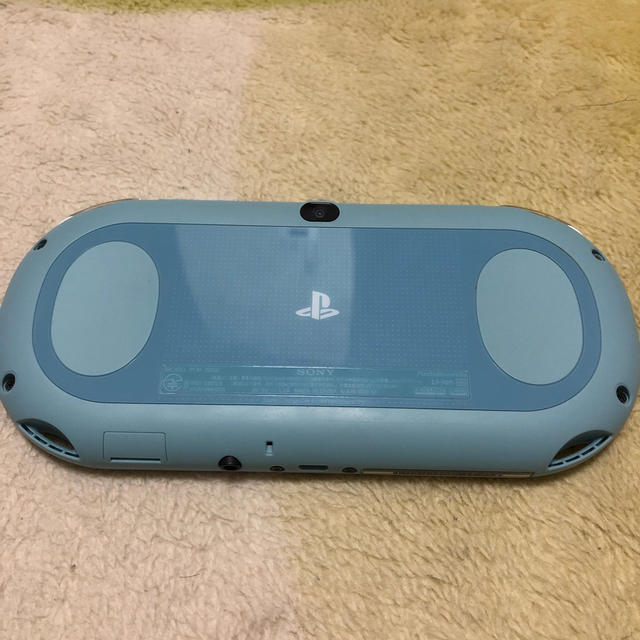 PlayStation Vita(プレイステーションヴィータ)のPlayStation®Vita（PCH-2000シリーズ）おまけソフト付き エンタメ/ホビーのゲームソフト/ゲーム機本体(携帯用ゲーム機本体)の商品写真