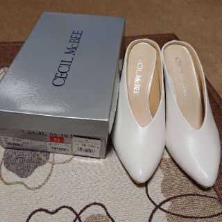 セシルマクビー(CECIL McBEE)の新品同 CECIL McBEE Ｖカットミュールパンプス白(ミュール)