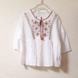 ダブルクローゼット(w closet)のw closet新品♡お花刺繍ブラウス白(シャツ/ブラウス(長袖/七分))