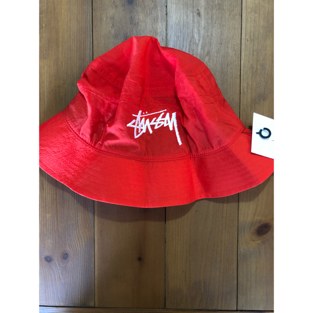 NIKE(ナイキ)のSTUSSY × NIKE BUCKET HAT S/M ナイキ レッド  メンズの帽子(ハット)の商品写真