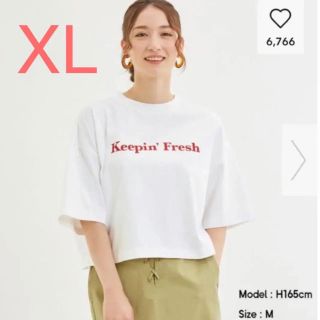 ジーユー(GU)のGU★ジーユー グラフィッククロップドT 5分袖 オフホワイト 白 XL 赤ロゴ(Tシャツ(半袖/袖なし))