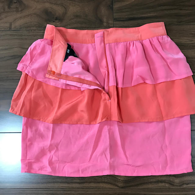 H&M(エイチアンドエム)のH&M ミニスカート　サテン生地　ピンク レディースのスカート(ミニスカート)の商品写真