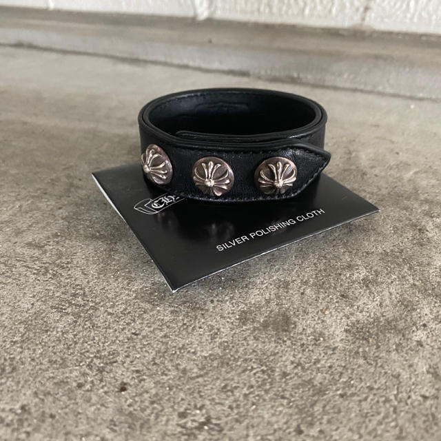 Chrome Hearts(クロムハーツ)のchrome hearts 3連　クロスボタン　本革　ブレスレット メンズのアクセサリー(ブレスレット)の商品写真