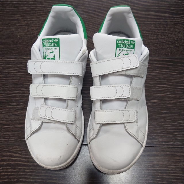 adidas(アディダス)のはるかりさま専用 ☆ adidas スタンスミス 白×緑 ☆ 21.0cm キッズ/ベビー/マタニティのキッズ靴/シューズ(15cm~)(スニーカー)の商品写真