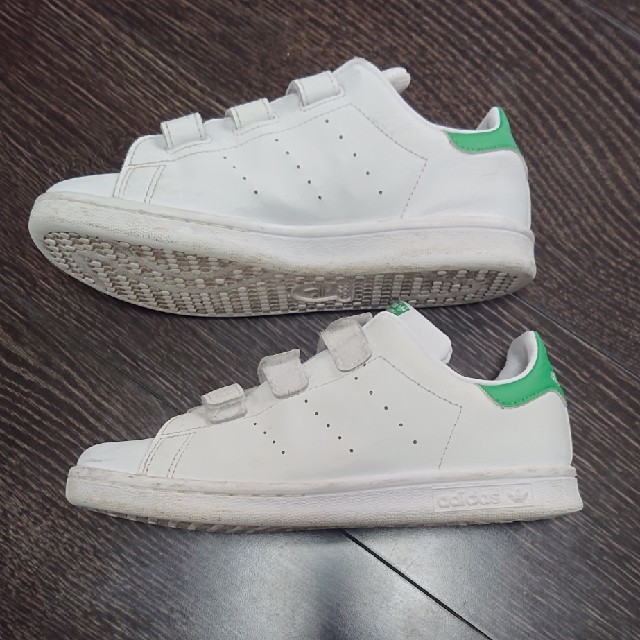 adidas(アディダス)のはるかりさま専用 ☆ adidas スタンスミス 白×緑 ☆ 21.0cm キッズ/ベビー/マタニティのキッズ靴/シューズ(15cm~)(スニーカー)の商品写真