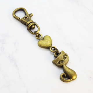 アンティークカラーのかわいい猫のファスナーチャーム キーホルダー 金古美(キーホルダー/ストラップ)